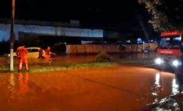 Motorista fica ilhado após forte chuva alagar ruas de Rolim de Moura