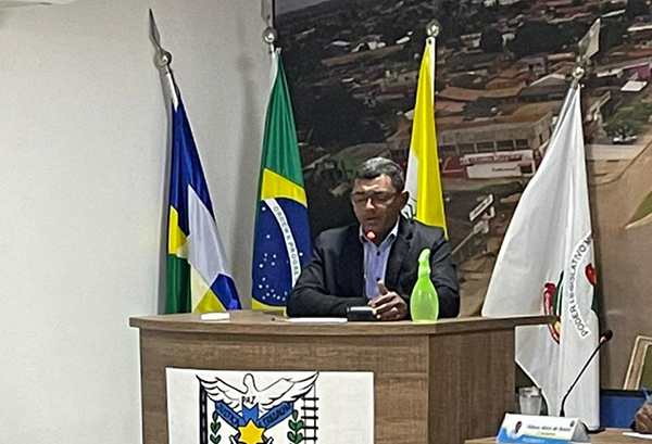 Em discurso, vereador de Nova Mamoré José Carlos faz um agradecimento ao ex-secretário de agricultura do Estado, Evandro Padovani