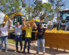 Luizinho Goebel entrega escavadeira hidráulica – PC, Pá Carregadeira e equipamentos agrícolas para Seringueiras