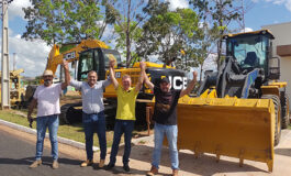 Luizinho Goebel entrega escavadeira hidráulica – PC, Pá Carregadeira e equipamentos agrícolas para Seringueiras