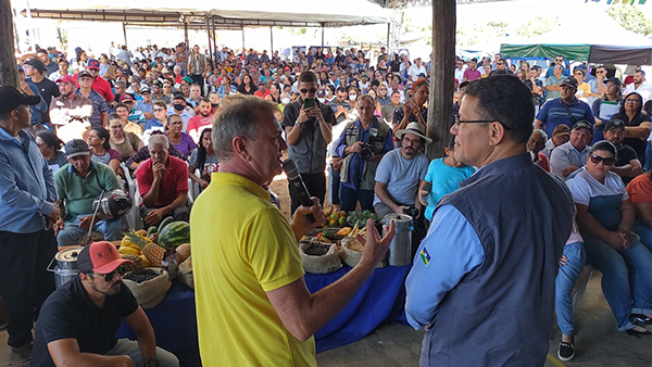 Em Vilhena, deputado Luizinho Goebel e Governador de Rondônia entregam benefícios para atender os pequenos produtores rurais