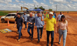 Luizinho Goebel e governador Coronel Marcos Rocha acompanham obras da RO-370 “Rodovia do Boi” e entrega de um trator retroescavadeira – PC, em Corumbiara
