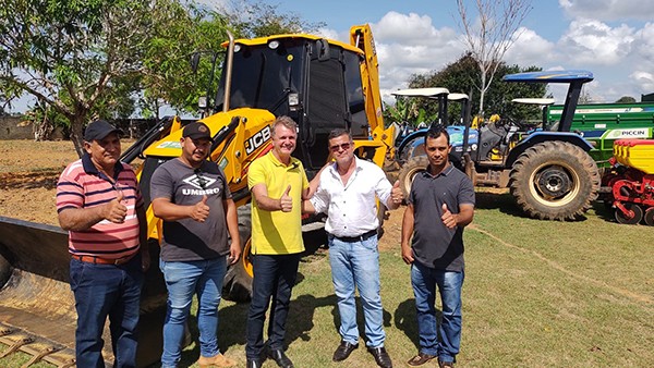 Luizinho Goebel entrega máquina retroesvadeira, implementos agrícolas e anuncia 2 Km de asfalto urbano para Castanheira