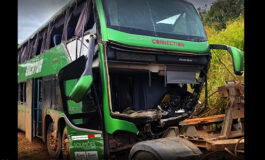 Ônibus capota após colisão com carro na BR-364 em RO e pelo menos duas pessoas morrem no local