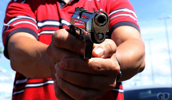 CABEÇA, TÓRAX E PESCOÇO: Homem mata jovem de 21 anos com 7 tiros em bar